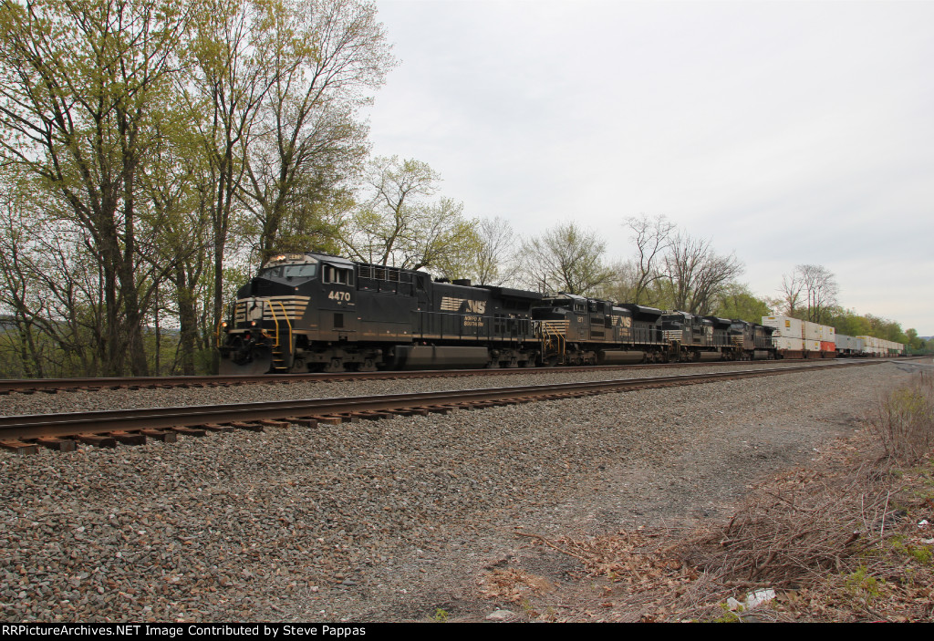 NS 4470 with a stack train